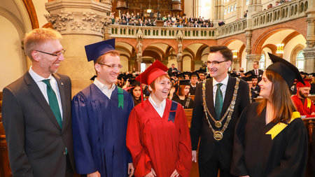 Gäste der Graduiertenfeier im Gespräch 