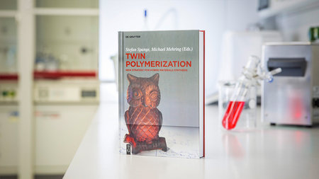 Buch mit Eule auf dem Cover und dem Titel: „Twin Polymerization“.