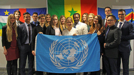 Gruppenfoto mit Frauen und Männern mit den Flaggen Senegals und der UN.