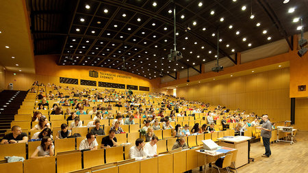 Studierende sitzen in einem Hörsaal.