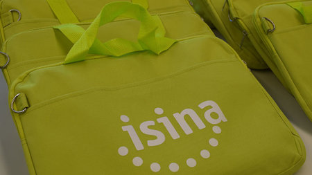 Tagungsmappen mit aufgedruckten ISIBNA-Logo liegen nebeneinander