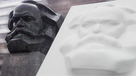 Karl-Marx-Monument in Chemnitz, daneben ein umgeformtes Blech mit der herausgearbeiteten Kontur des Gesichts der Büste