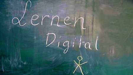 Grafik mit Schriftzug "Lernen digital".