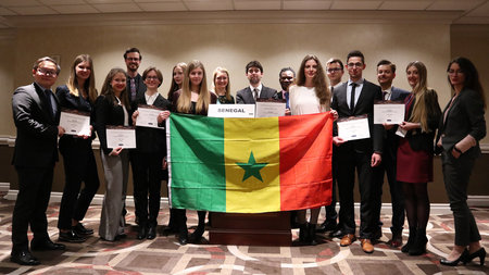 Männer und Frauen halten Flagge von Senegal hoch