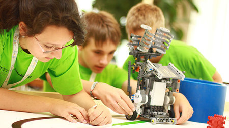 Zwei Kinder bauen einen Roboter