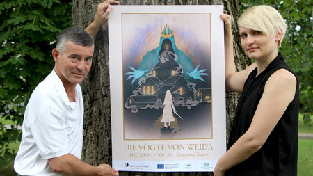 Mann und Frau halten Plakat hoch