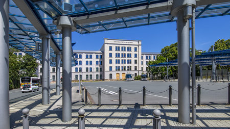 Busse stehen vor dem Gebäude der Alten Aktienspinnerei