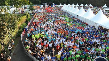 Hunderte Läufer beim Start auf dem Hartmannplatz