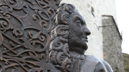Bronzene Bste von Carlowitz vor einer Burgmauer