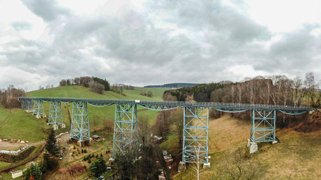 Blick auf ein Eisenbahnviadukt