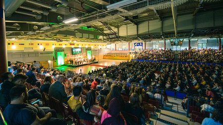 Blick in eine Sporthalle mit vollbesetzten Sitzreihen