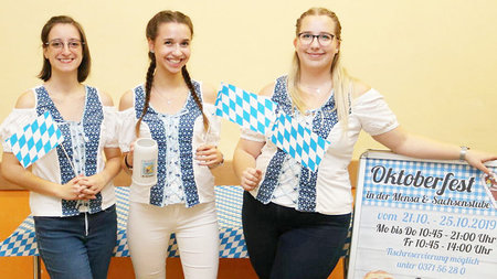 Drei Frauen im Dirndl stehen nebeneinander.