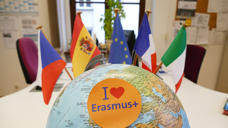 Ein Globus mit dem Sticker "I love Erasmus Plus"