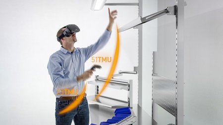 Mann arbeitet mit VR-Brille und bewegt die Arme