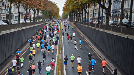 Marathonläufer laufen aus einen Tunnel heraus. 