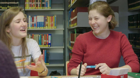 Zwei junge Frauen lachen. 
