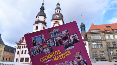 Ausschnitt des Covers der Broschüre, im Hintergrund ist die Fassade des Chemnitzer Rathaises zu sehen.