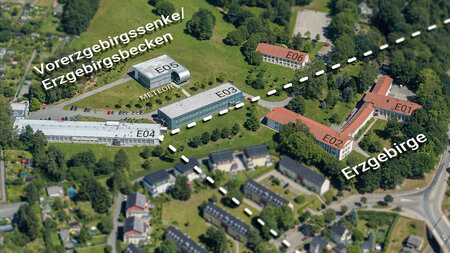 Luftbild mit eingezeichneter Grenzlinie zwischen Gebäuden.