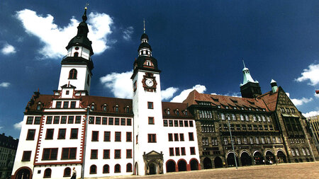 Gebäude des Rathauses Chemnitz von der Galerie Roter Turm aus gesehen.