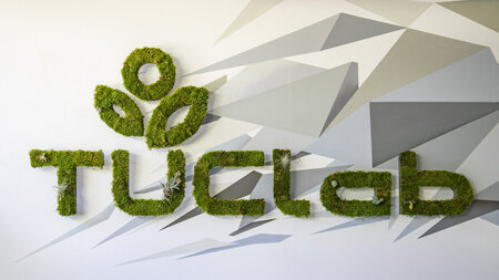Logo des TUClab hängt an einer Wand