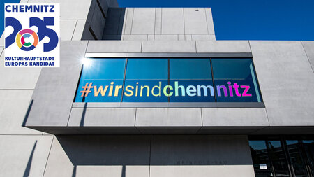 Ein Fenster des Weinhold-Baus ist dem Lettern #wirsindchemnitz beklebt.