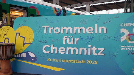Ein Poster mit der Aufschrift: Trommeln für Chemnitz.