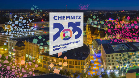 Blick auf die Chemnitzer Innenstadt, im Vordergrund das Kulturhauptstadt-Logo.