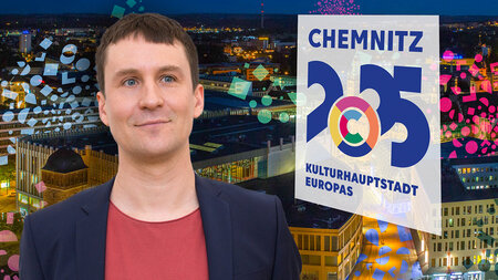 Ein junger Mann im Sakklo steht vor der Skyline des nächtlichen Chemnitz. Daneben das Logo "Chemnitz 2025".