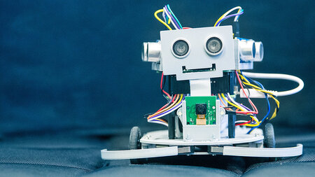 Ein kleiner Roboter lächelt.