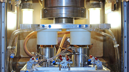 Vorrichtung zur Bearbeitung von Innenverzahnungen im Bearbeitungsraum einer Maschine zur präzisen elektrochemischen Bearbeitung