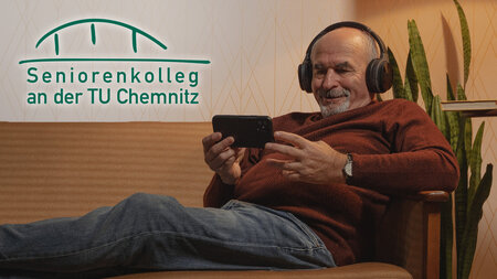 Älterer Mann mit Kopfhörern liegt mit Tablet-Computer auf dem Sofa.