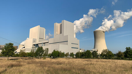 Gebäude eines Kraftwerks hinter einem Feld