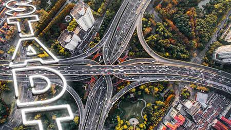 Luftbild eines Autobahnkreuzes.
