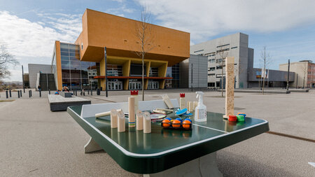 Tischtennisplatte vor einem Gebäude