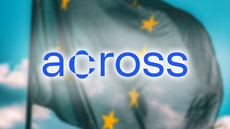 EU-Flagge, von der sich das Logo mit dem Schriftzug Across abhebt.