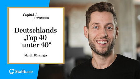 Ein junger Mann lacht. In einer Sprechblase steht Deutschlands Top 40 unter 40.