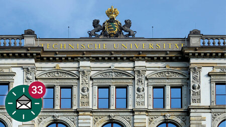 Hauptgebäude der TU Chemnitz mit Kronen-Detail und Mail-Symbol mit der Zahl 7..