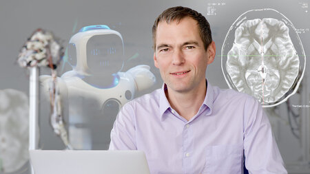 Porträt eines Mannes vor einer Grafik, die einen Roboter und eine Schnittbildaufnahme eines menschlichen Gehirns zeigt.