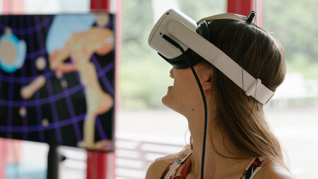 Eine junge Frau hat eine VR-Brille auf