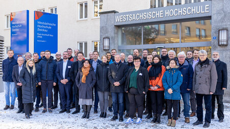 Mehrere Personen stehen nebeneinander.