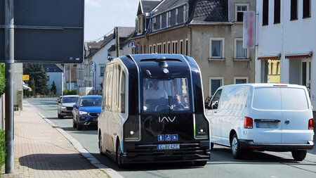 Zwei Fahrzeuge fahren auf einer Straße.