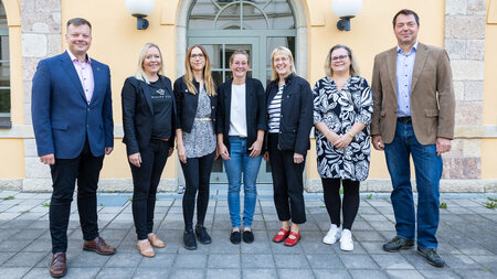 Mehrere Personen stehen nebeneinander.