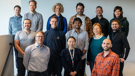 Mehrere Personen stehen auf einer Treppe.