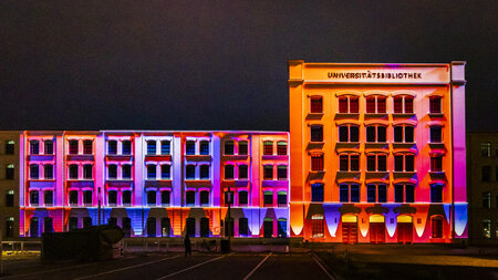 Angestrahlte Gebäudefassade.