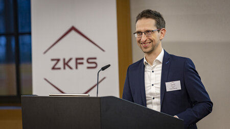 Ein Mann steht am Rednerpult.