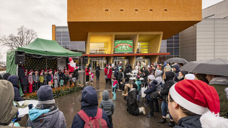 Mehrere Personen blicken auf eine Bühne.