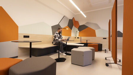 Ein Mann sitzt an einem Tisch..