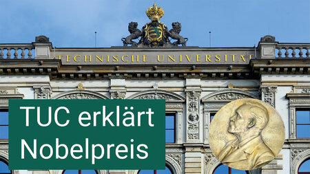 Schriftzug und eine Münze mit dem Porträt eines Mannes vor einer Fassade.