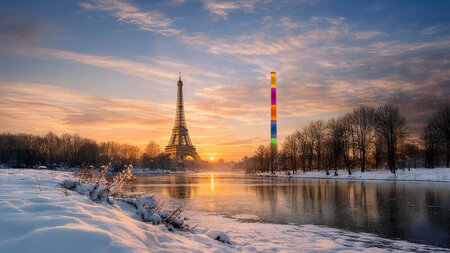 Zwei Bauwerke stehen nebeneinander an einem Fluss.
