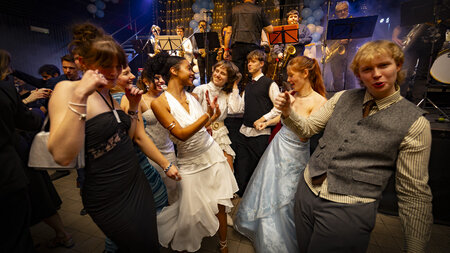 Junge Menschen tanzen auf einer Tanzfläche